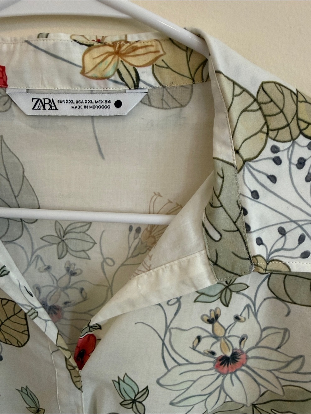 🐝 NWOT🐝 Zara White Floral Pullover Blouse with Buttons - Picture 2 of 5